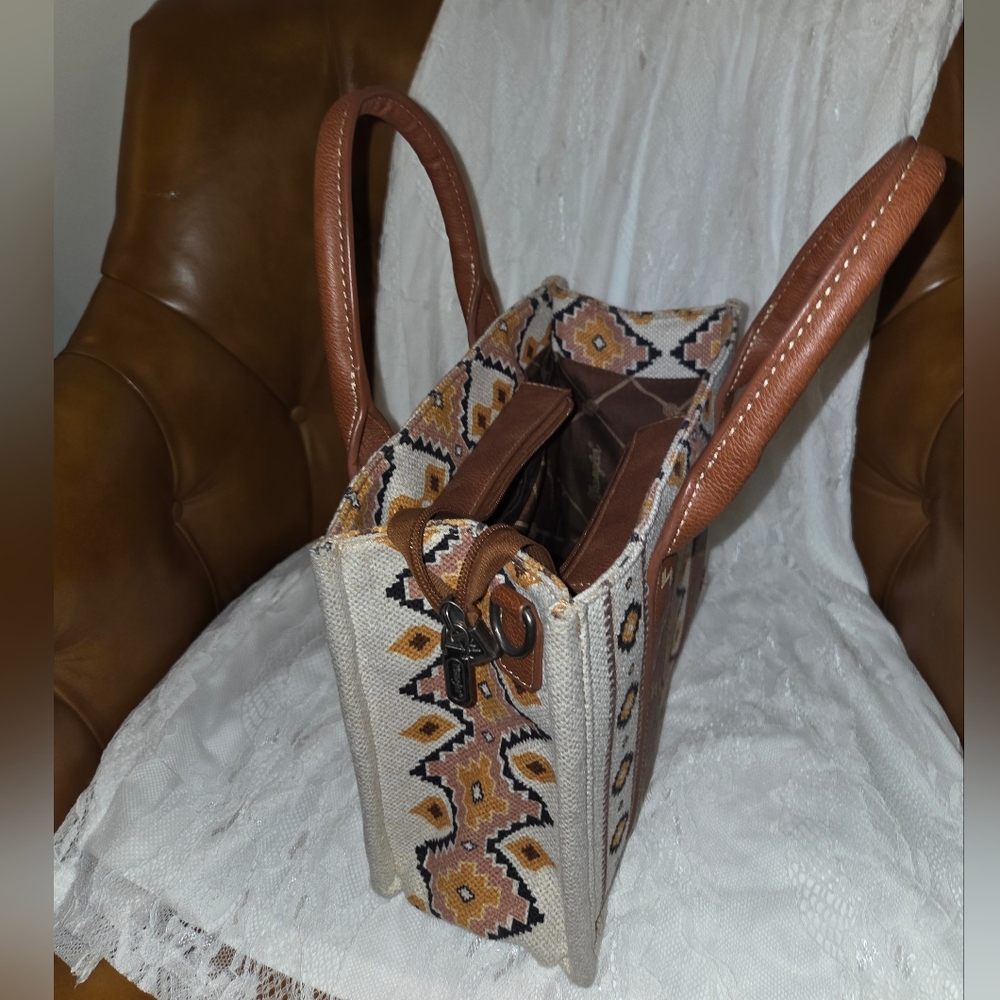 Wrangler Women's Tan and Brown Patterned Bag - Picture 3 of 3